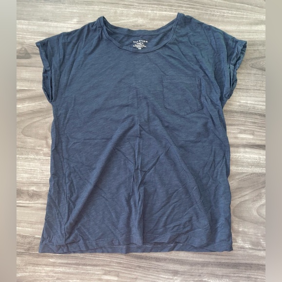 🩷Navy blue women’s tee size medium rolled sleeves - Picture 1 of 1